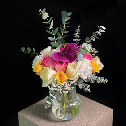 victoria-arrangement-in-a-clear-vase