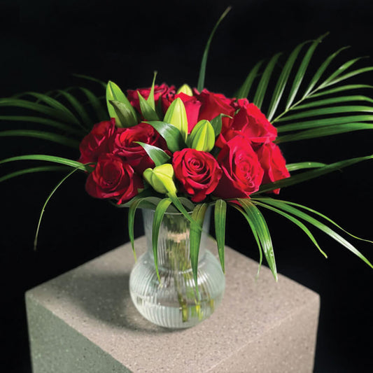 nora-arrangement-in-a-clear-vase
