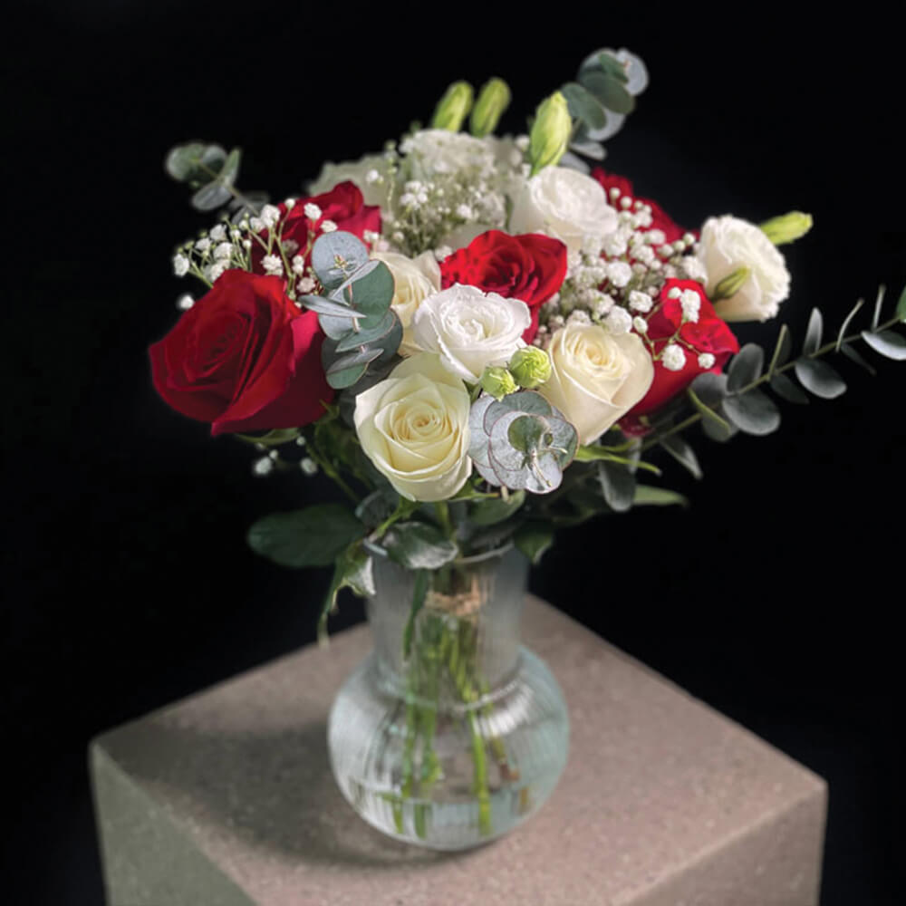 victoria-arrangement-in-a-clear-vase