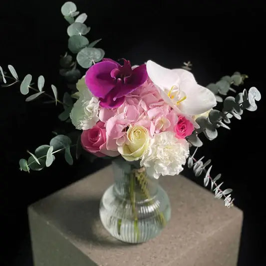 violet-arrangement-in-a-clear-vase