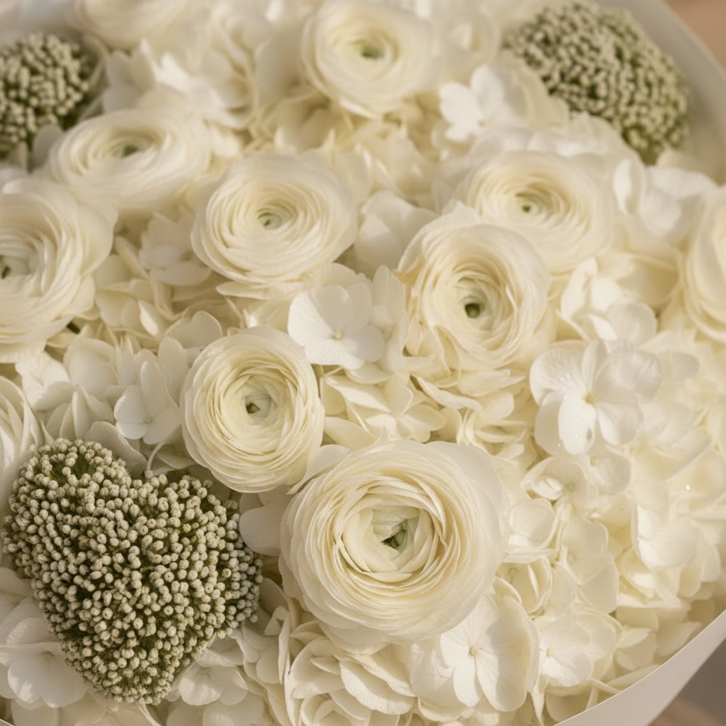 Aiwa Flowers Snow Palace bouquet — top view view | luxury flower delivery Dubai